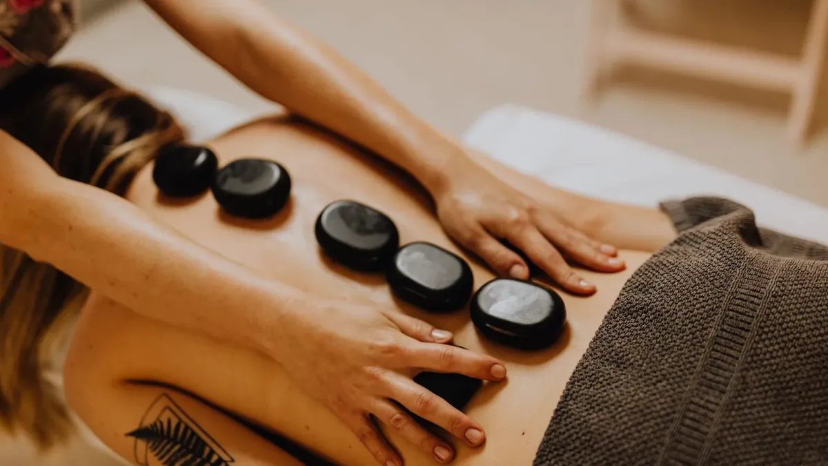 Masajul cu Pietre Calde: Relaxare Profundă și Vindecare Naturală